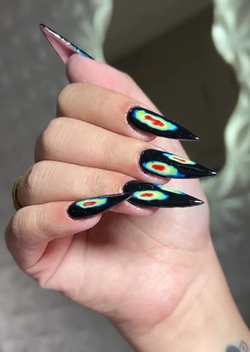 Unhas pretas pontiagudas com arte colorida