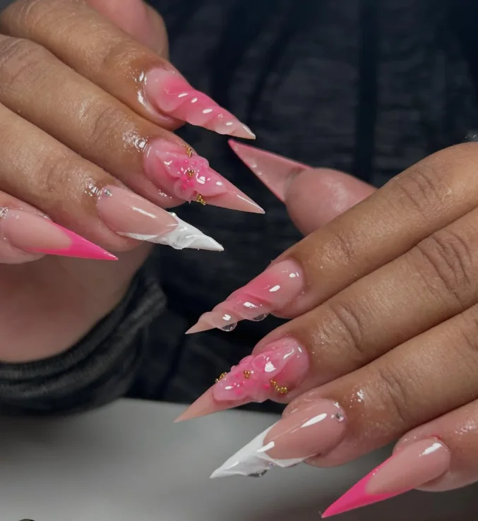 Unhas longas rosa com flores em relevo